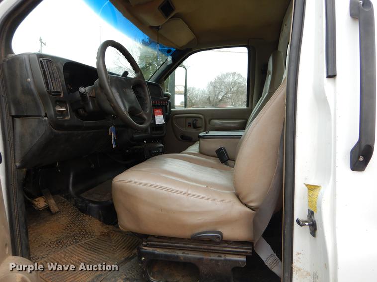 image for item FQ9640 2003 GMC C5500 service truck with crane