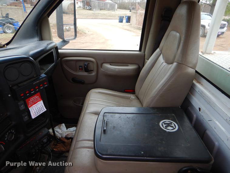 image for item FQ9640 2003 GMC C5500 service truck with crane