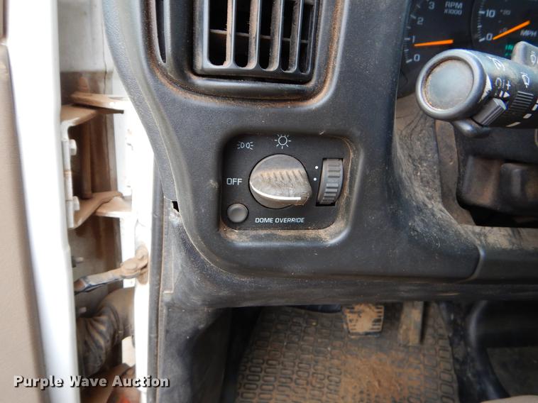 image for item FQ9640 2003 GMC C5500 service truck with crane