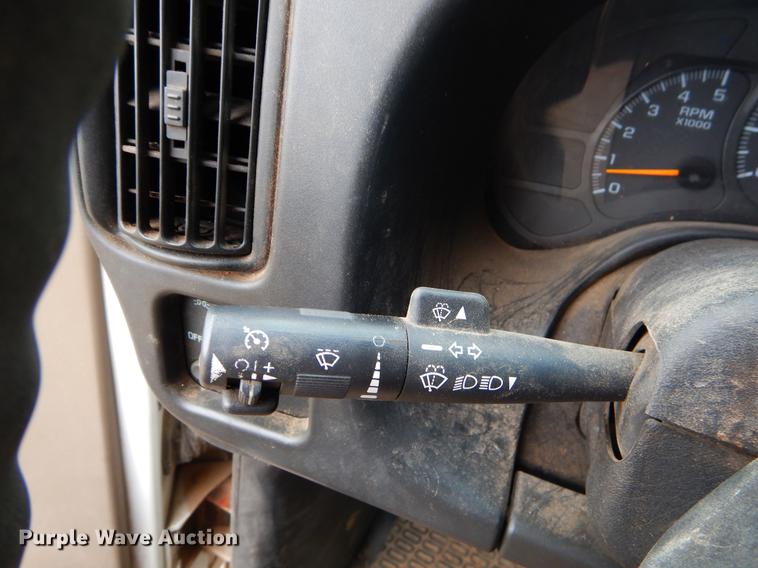 image for item FQ9640 2003 GMC C5500 service truck with crane