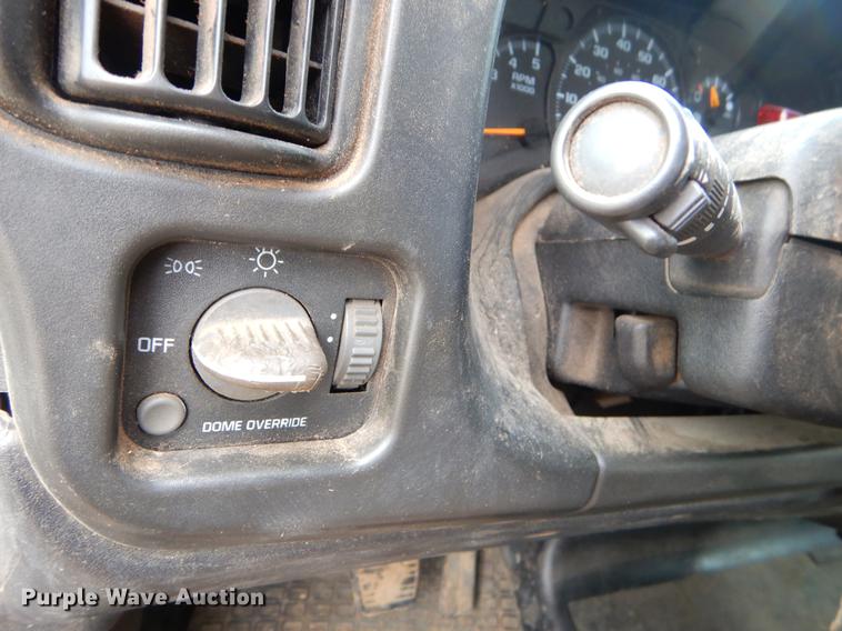 image for item FQ9640 2003 GMC C5500 service truck with crane