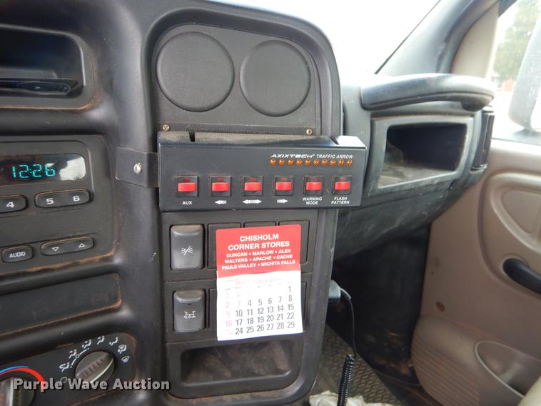 image for item FQ9640 2003 GMC C5500 service truck with crane