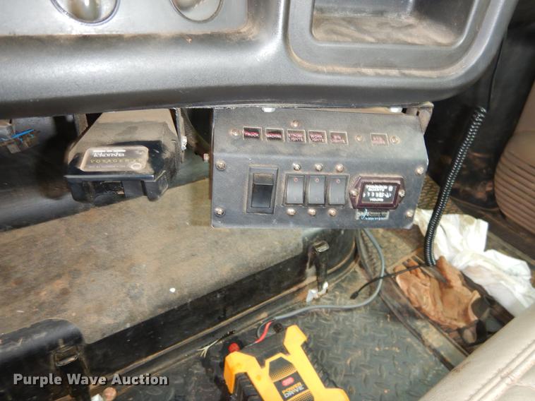 image for item FQ9640 2003 GMC C5500 service truck with crane