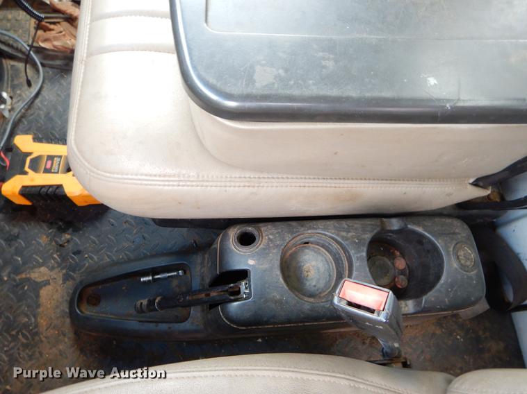 image for item FQ9640 2003 GMC C5500 service truck with crane