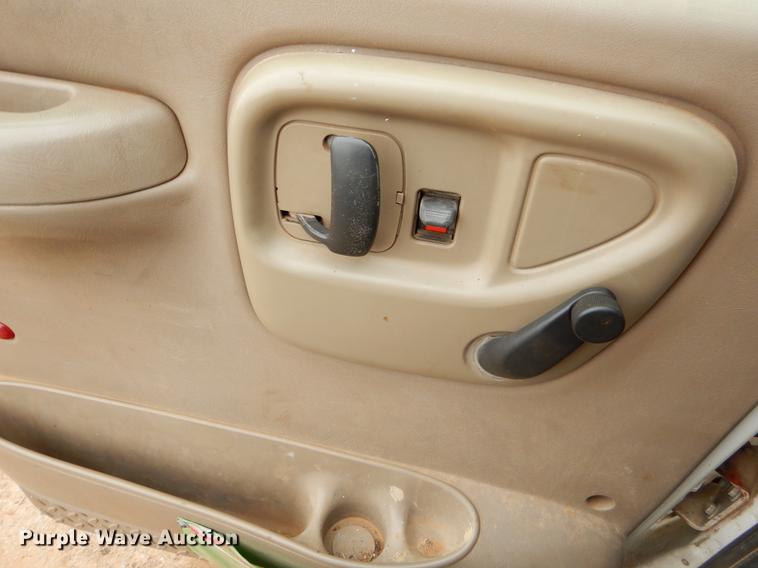 image for item FQ9640 2003 GMC C5500 service truck with crane