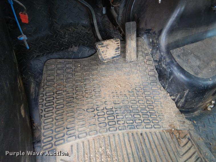 image for item FQ9640 2003 GMC C5500 service truck with crane