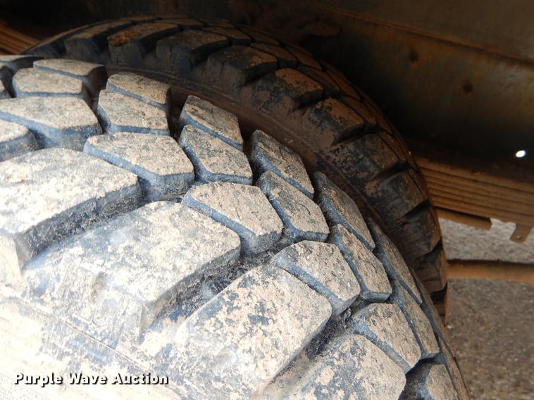 image for item FQ9640 2003 GMC C5500 service truck with crane