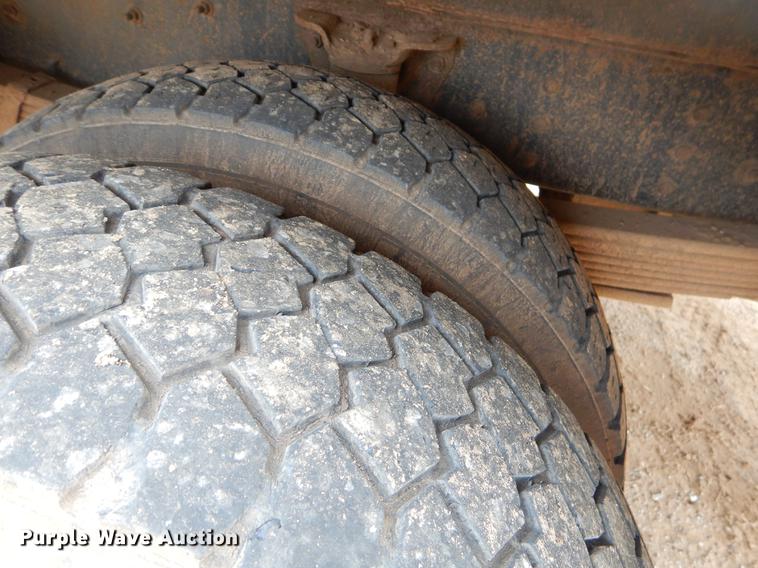 image for item FQ9640 2003 GMC C5500 service truck with crane