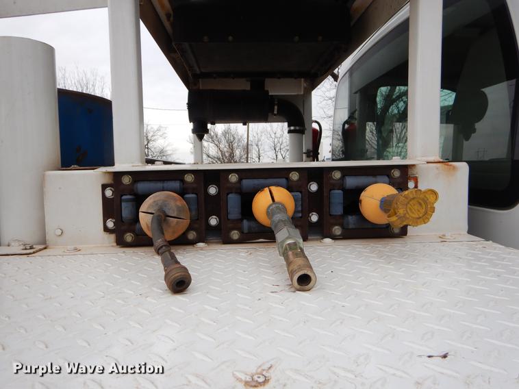 image for item FQ9640 2003 GMC C5500 service truck with crane