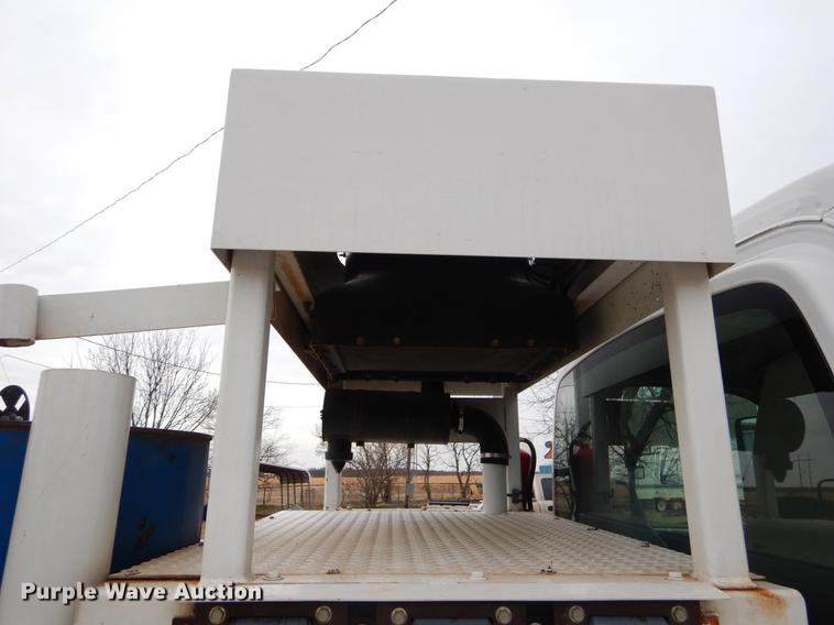 image for item FQ9640 2003 GMC C5500 service truck with crane