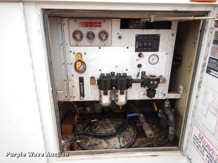 image for item FQ9640 2003 GMC C5500 service truck with crane