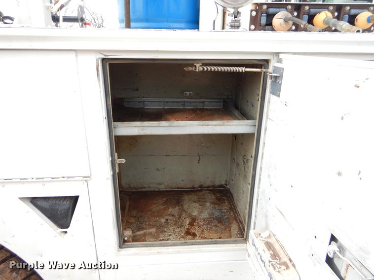 image for item FQ9640 2003 GMC C5500 service truck with crane