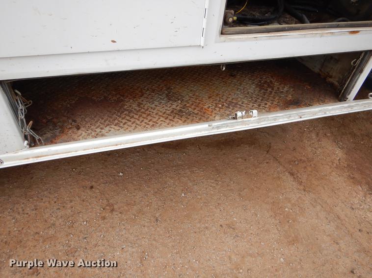 image for item FQ9640 2003 GMC C5500 service truck with crane