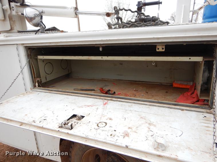 image for item FQ9640 2003 GMC C5500 service truck with crane