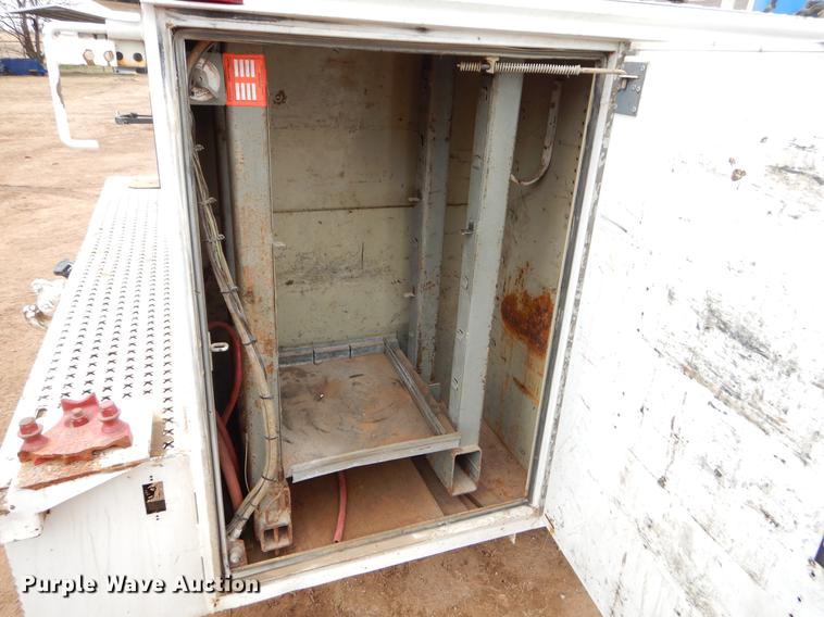 image for item FQ9640 2003 GMC C5500 service truck with crane