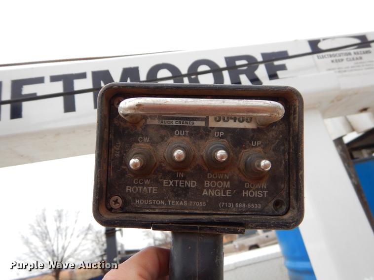 image for item FQ9640 2003 GMC C5500 service truck with crane