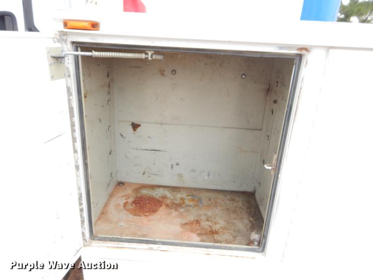 image for item FQ9640 2003 GMC C5500 service truck with crane