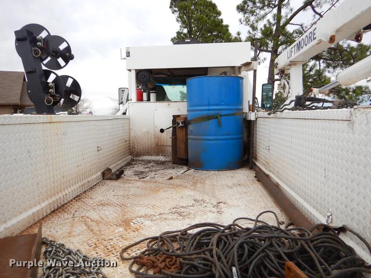 image for item FQ9640 2003 GMC C5500 service truck with crane