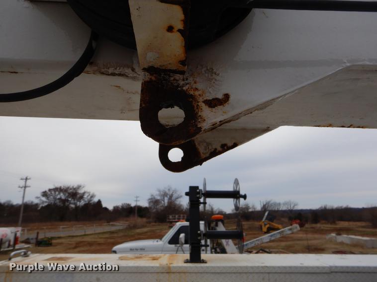 image for item FQ9640 2003 GMC C5500 service truck with crane