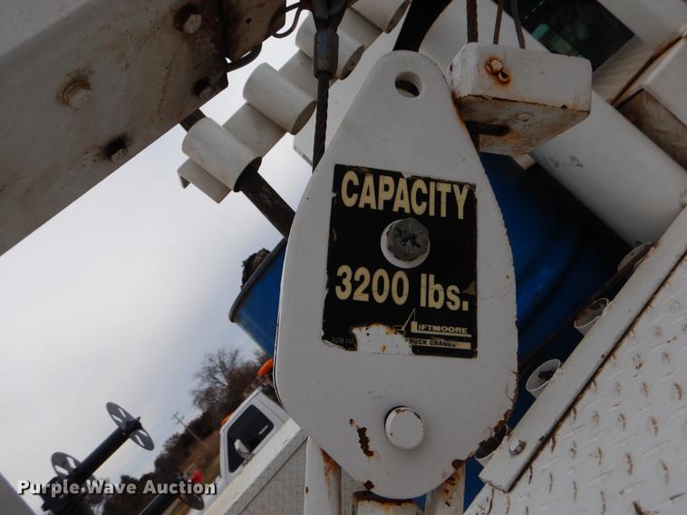 image for item FQ9640 2003 GMC C5500 service truck with crane