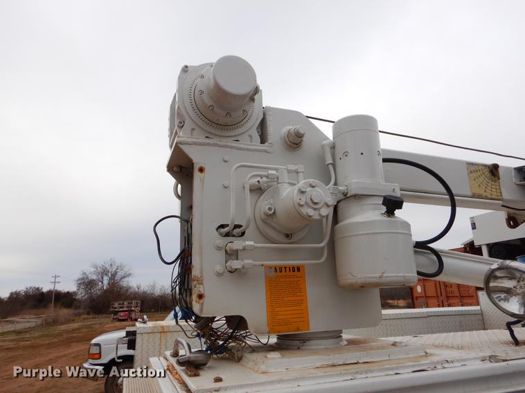 image for item FQ9640 2003 GMC C5500 service truck with crane