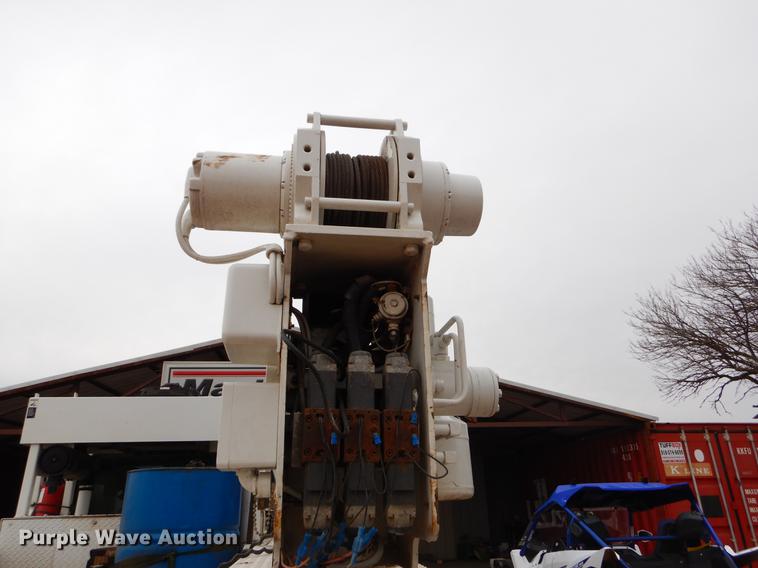 image for item FQ9640 2003 GMC C5500 service truck with crane