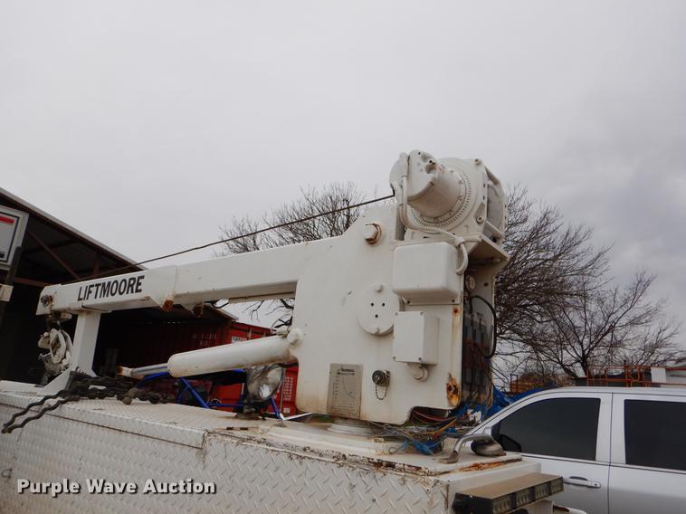 image for item FQ9640 2003 GMC C5500 service truck with crane