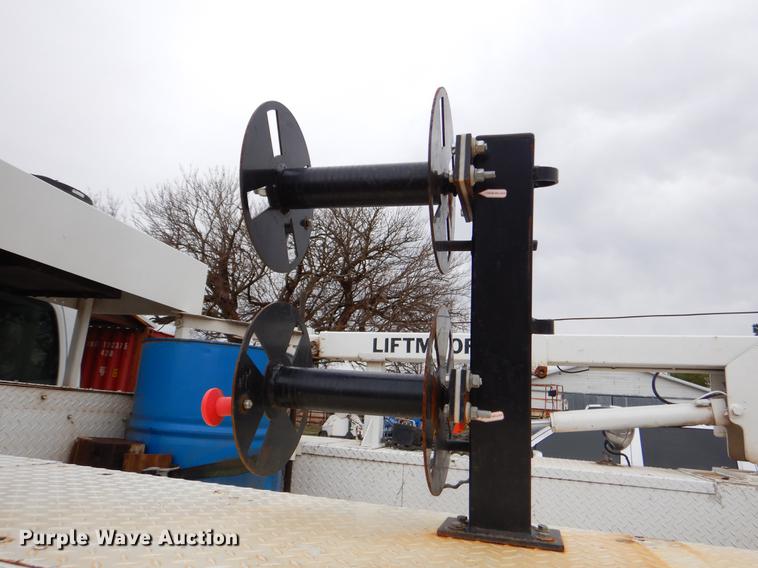 image for item FQ9640 2003 GMC C5500 service truck with crane