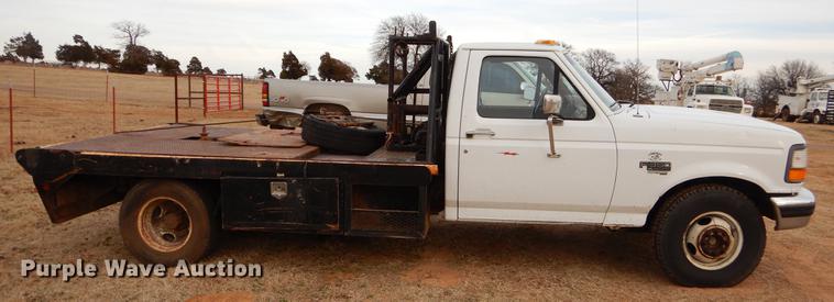 image for item FQ9650 1997 Ford F350 XL flatbed pickup truck