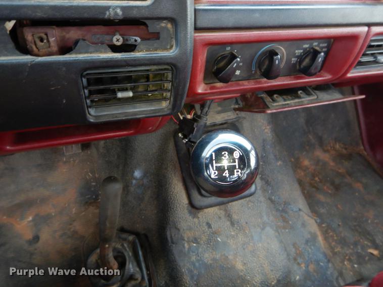 image for item FQ9650 1997 Ford F350 XL flatbed pickup truck