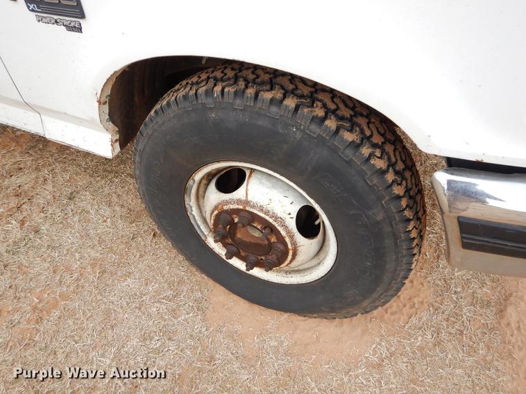 image for item FQ9650 1997 Ford F350 XL flatbed pickup truck