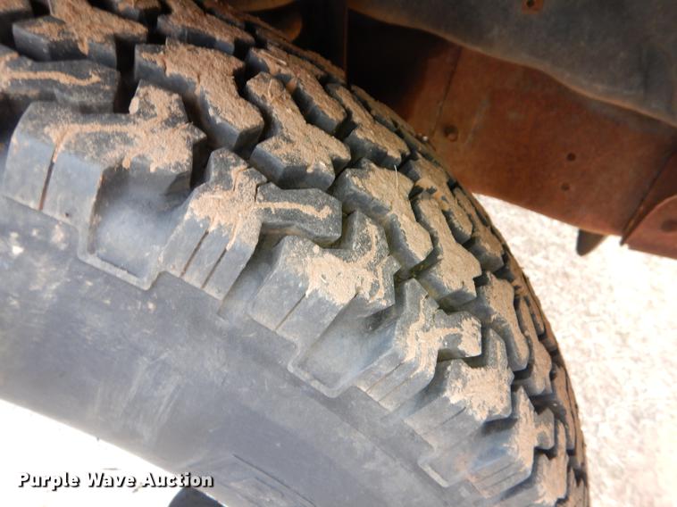 image for item FQ9650 1997 Ford F350 XL flatbed pickup truck