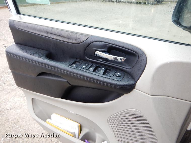 image for item FQ9652 2011 Dodge Grand Caravan van