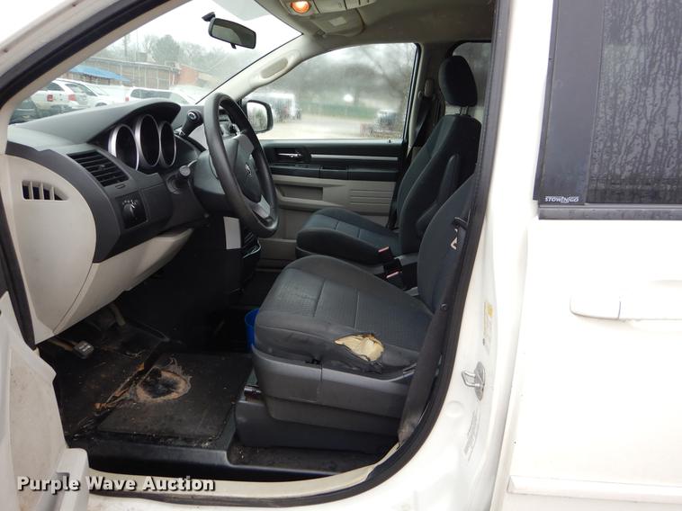 image for item FQ9653 2010 Dodge Grand Caravan van