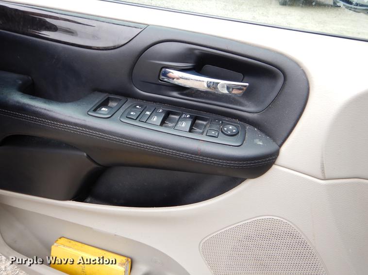 image for item FQ9654 2013 Dodge Grand Caravan van