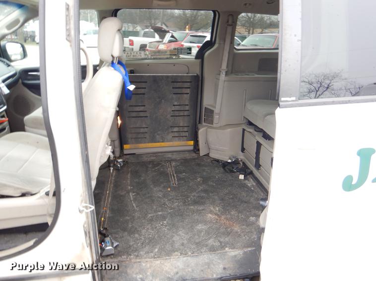 image for item FQ9654 2013 Dodge Grand Caravan van