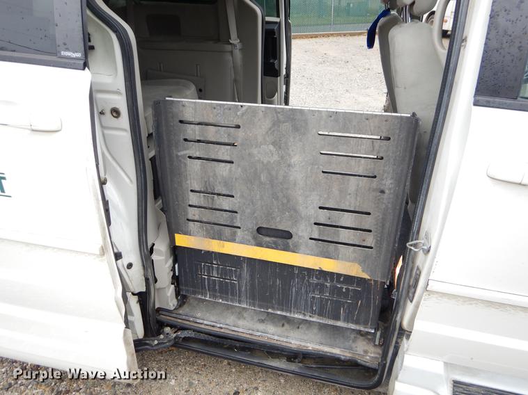 image for item FQ9654 2013 Dodge Grand Caravan van