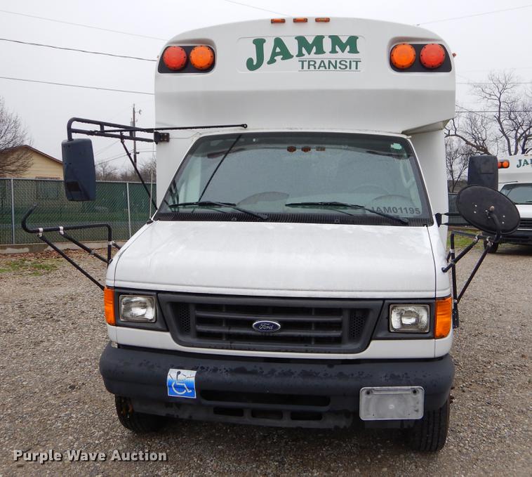 image for item FQ9658 2005 Ford E450 shuttle bus