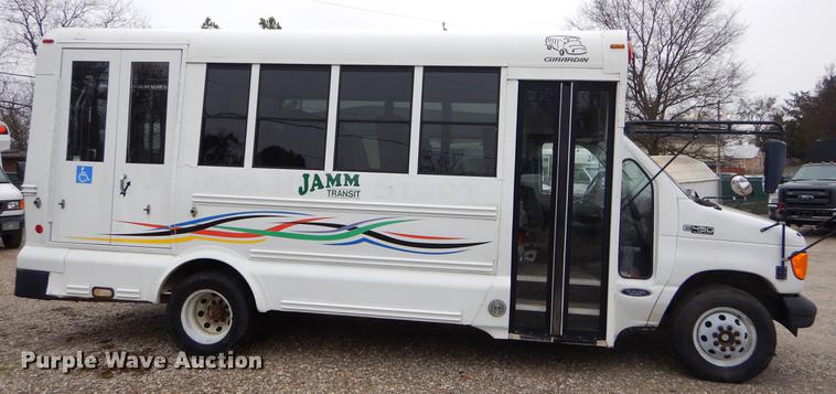image for item FQ9658 2005 Ford E450 shuttle bus