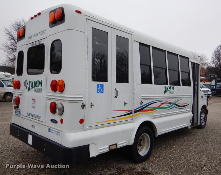 image for item FQ9658 2005 Ford E450 shuttle bus