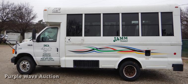 image for item FQ9658 2005 Ford E450 shuttle bus