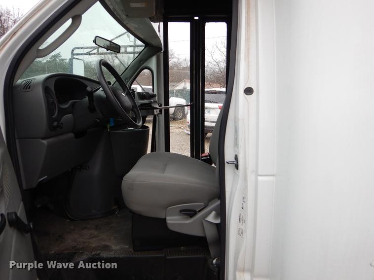 image for item FQ9658 2005 Ford E450 shuttle bus