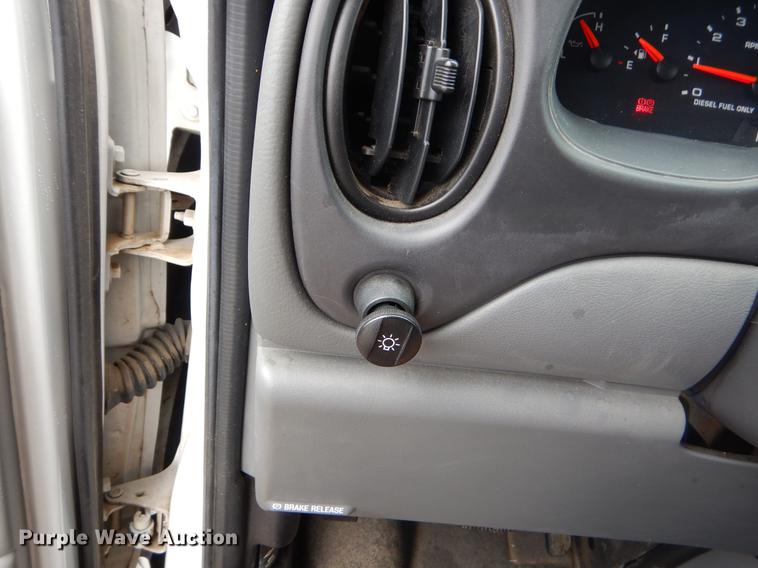 image for item FQ9658 2005 Ford E450 shuttle bus