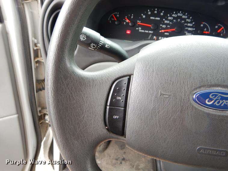 image for item FQ9658 2005 Ford E450 shuttle bus