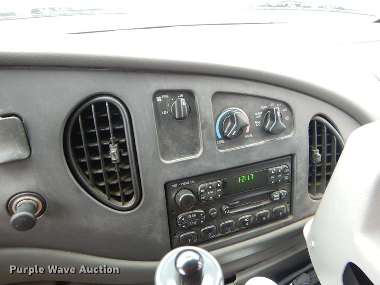 image for item FQ9658 2005 Ford E450 shuttle bus