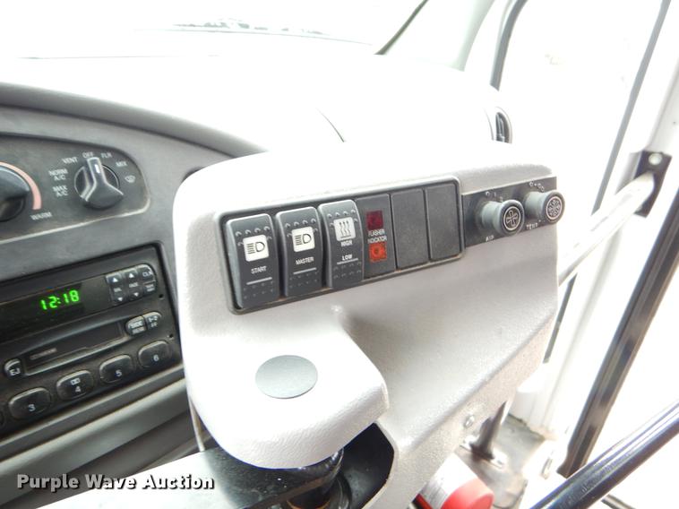 image for item FQ9658 2005 Ford E450 shuttle bus