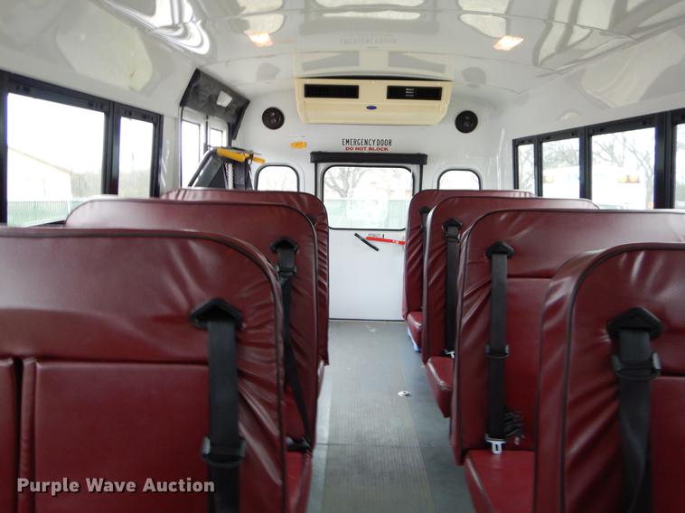 image for item FQ9658 2005 Ford E450 shuttle bus