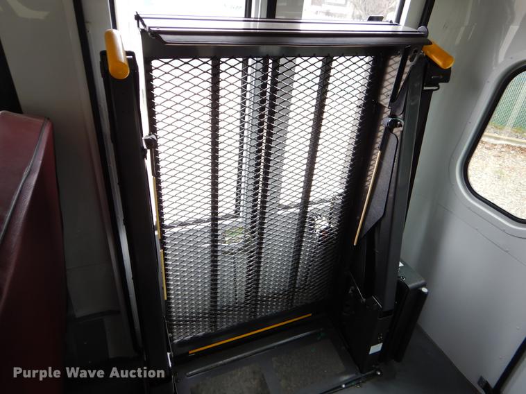 image for item FQ9658 2005 Ford E450 shuttle bus