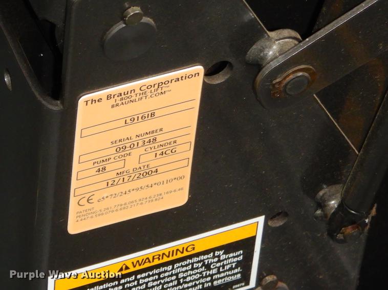 image for item FQ9658 2005 Ford E450 shuttle bus