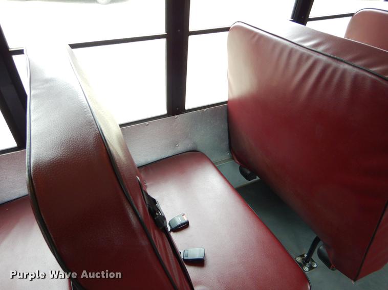 image for item FQ9658 2005 Ford E450 shuttle bus